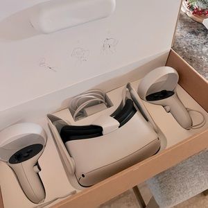 Like New used maybe 4 times Oculus Meta Quest 2 128GB